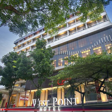 West Point Hotel Бандунг Екстериор снимка