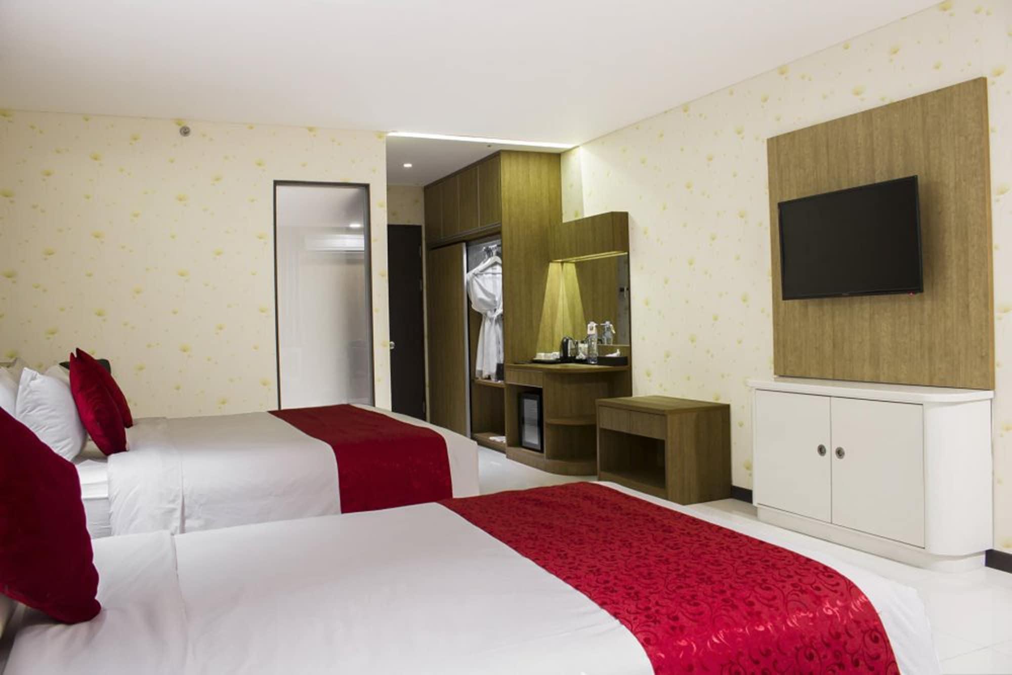 West Point Hotel Бандунг Екстериор снимка